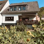 Moselflair Mit Direktem Blick Auf Mosel Und Weinberge Oberfell